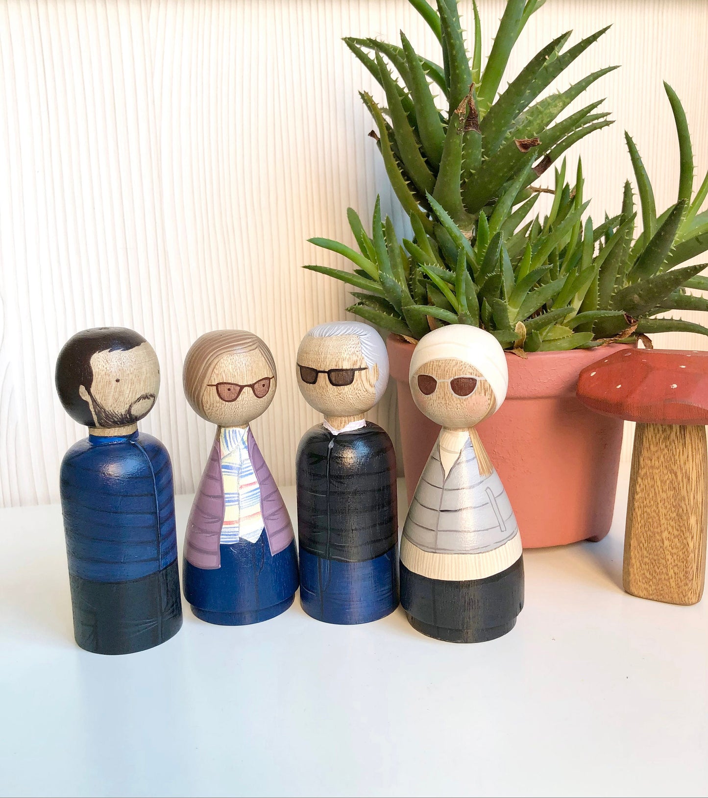 Family of 4 – Custom Wooden Dolls - 3D details