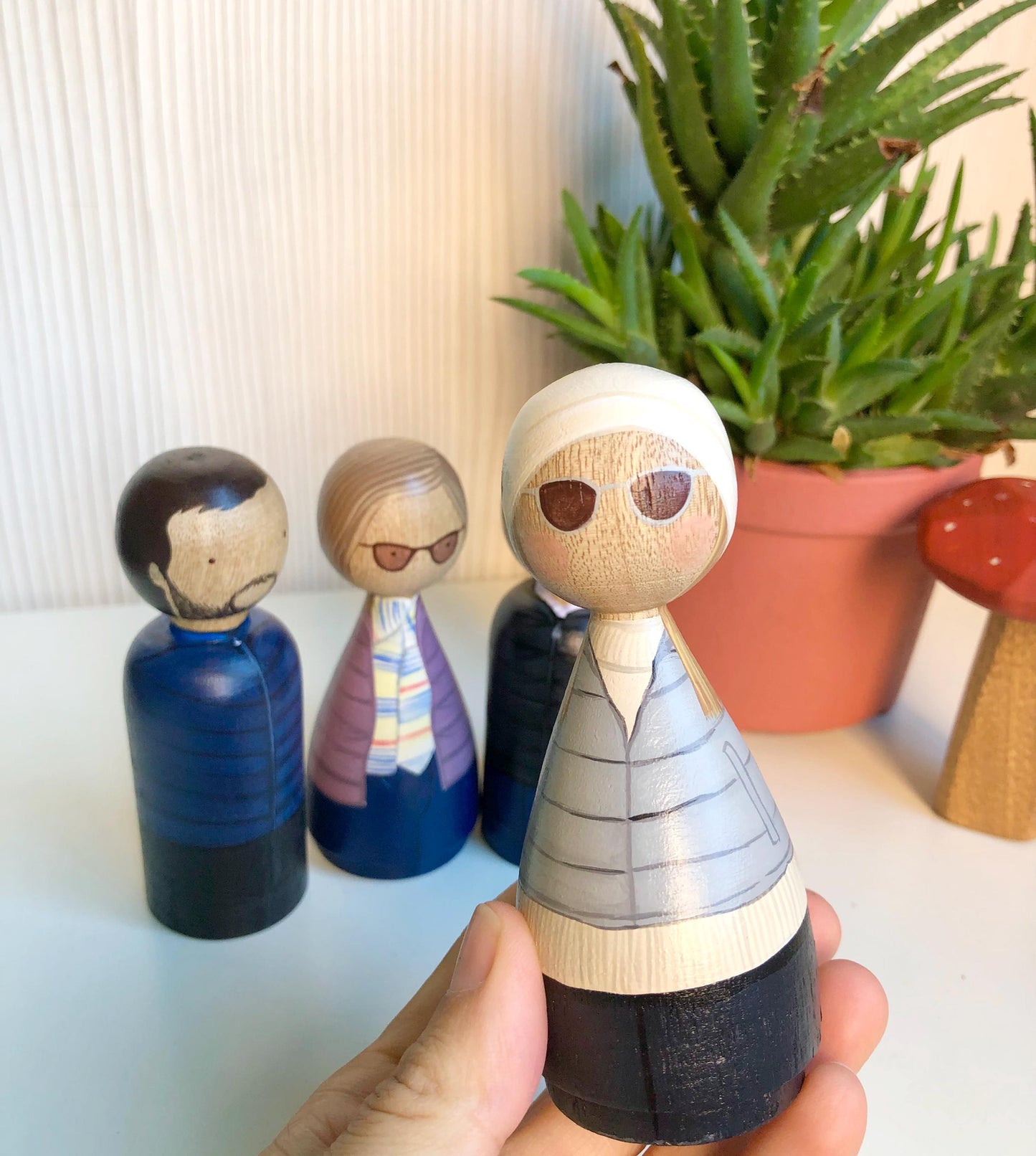 Customized doll family, personalized family wooden dolls and pets