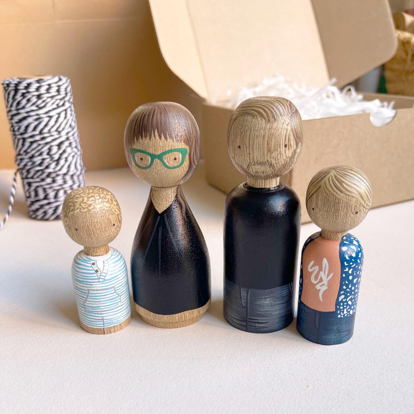 Customized doll family, personalized family wooden dolls and pets